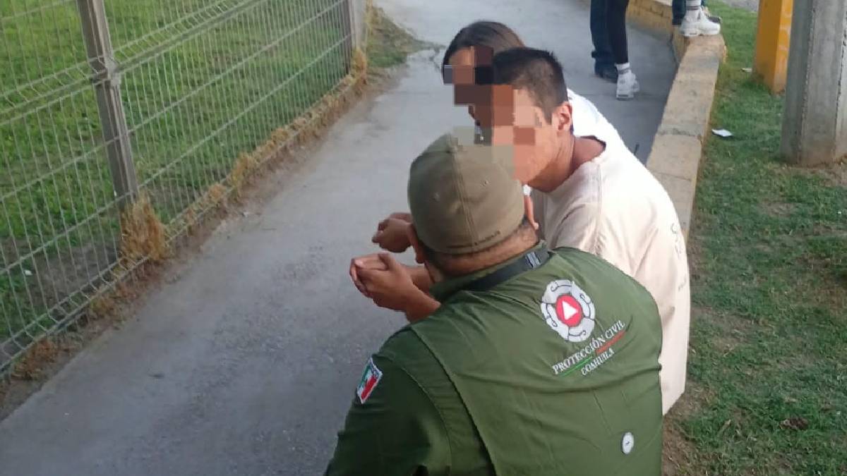 Tras minutos de conversación, el joven accedió a descender de la estructura en compañía del personal de rescate.