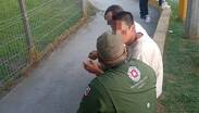Tras minutos de conversación, el joven accedió a descender de la estructura en compañía del personal de rescate.