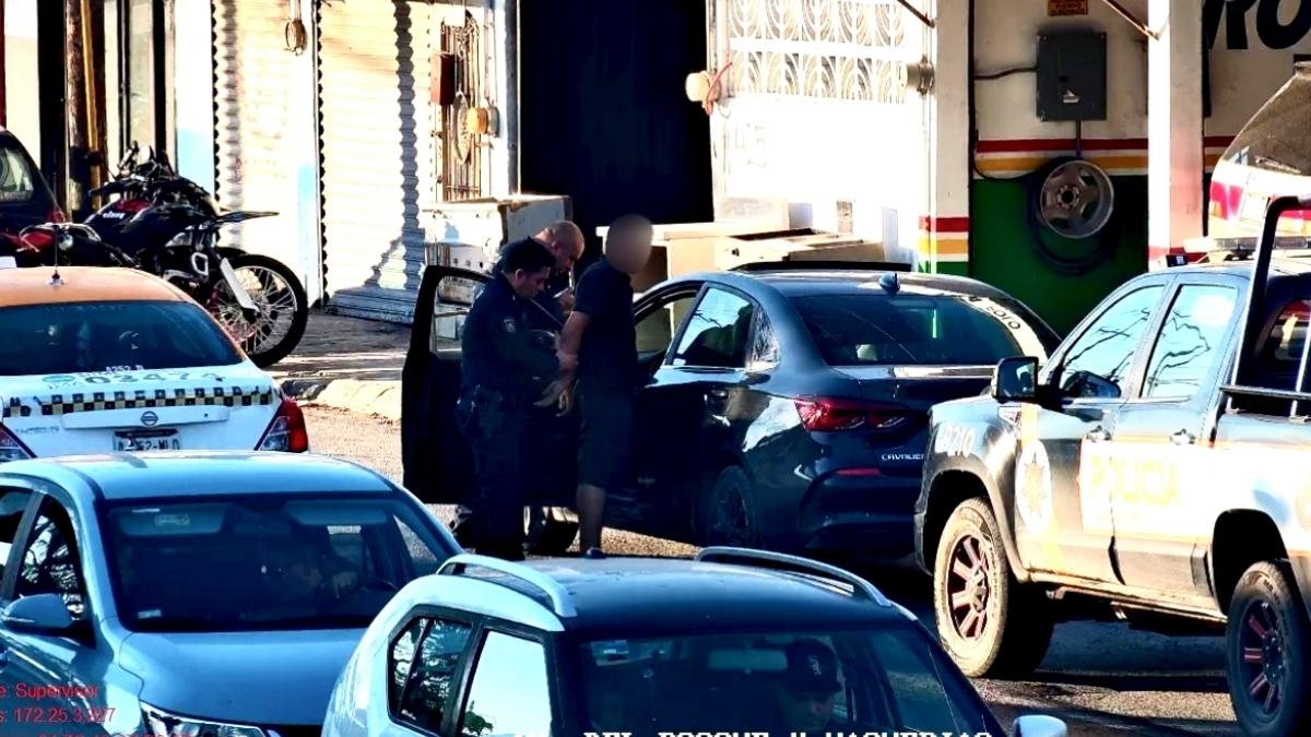 Policías de Guadalupe aseguraron un arma, réplica, drogas y el automóvil implicado en el robo a la casa de préstamos.
