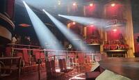 En el Teatro Fru Fru se acostumbra dejar una ofrenda a la figura de la entrada del recinto