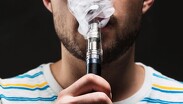 El vapor de los vapes puede provocar un cambio en nuestra voz; incluso tiene consecuencias mayores / UNAM