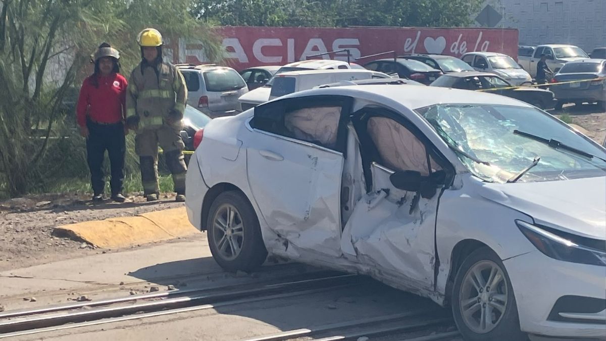 El vehículo fue canalizado al corralón municipal a través de una grúa, mientras que la locomotora reanudó su traslado