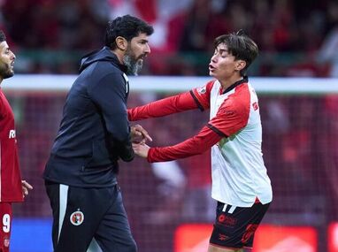 ¡Se volvió 'Loco'! Sebastián Abreu invadió cancha e hizo un 'show'