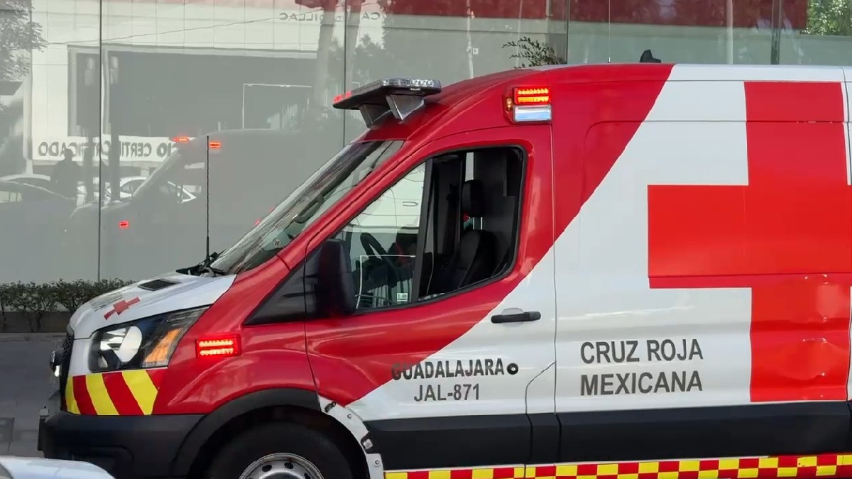La ambulancia de la Cruz Roja presentó únicamente golpes leves en la parte frontal del lado derecho tras el choque
