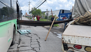 Camión con varillas traspasa transporte urbano en Escobedo