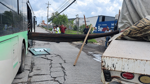Camión con varillas traspasa transporte urbano en Escobedo