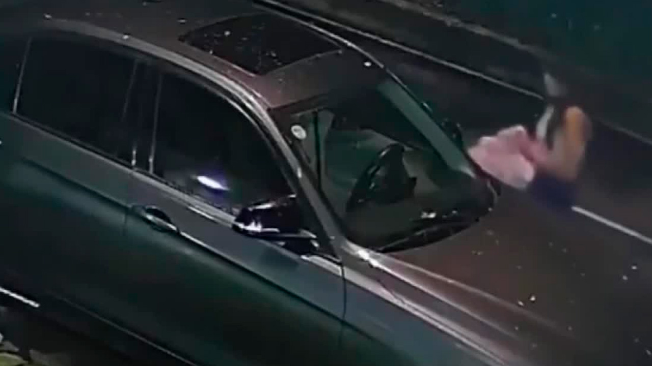 Captan a mujer robando espejo retrovisor de auto en la colonia Narvarte Oriente