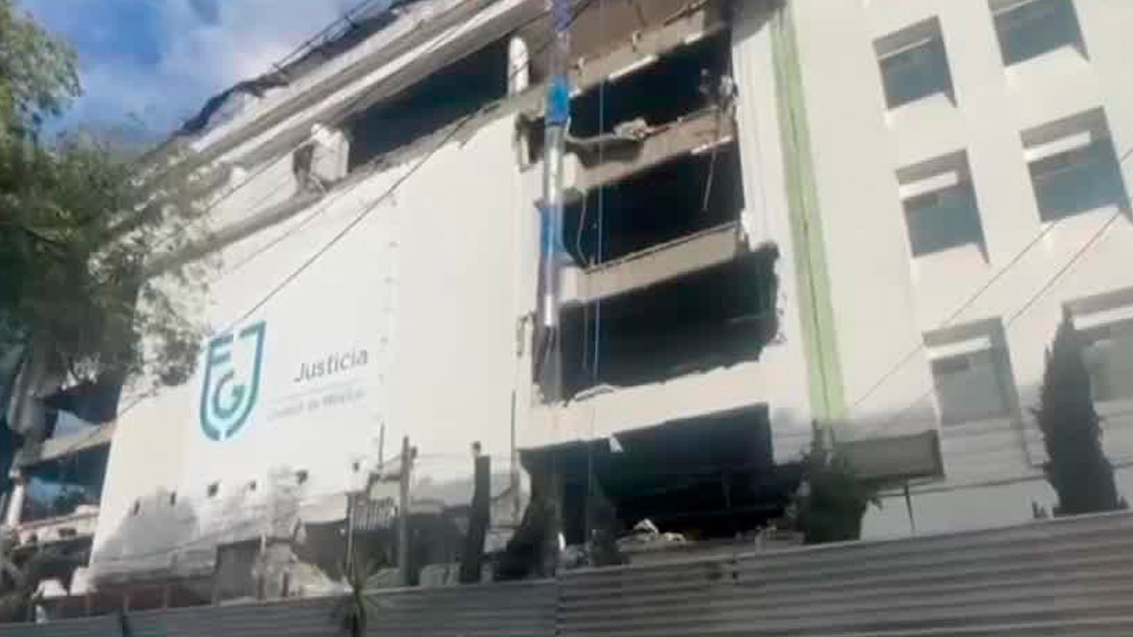 Se desprende parte de la fachada de la Fiscalía de CdMx en la colonia Doctores; no hubo lesionados