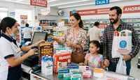 Familia comprando en Farmacia Guadalajara | Recreación hecha con IA