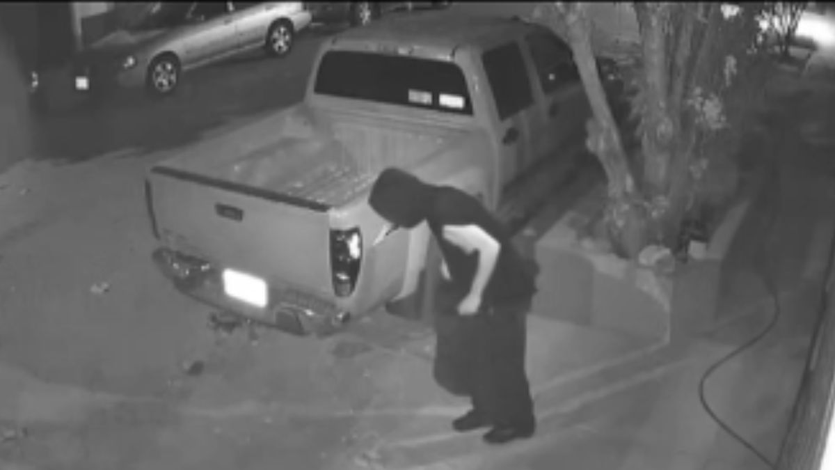 Grabación de seguridad sobre la calle Quito, entre Costa Rica y Nicaragua, tramo donde colonos denuncian el constante merodeo de personas ajenas.