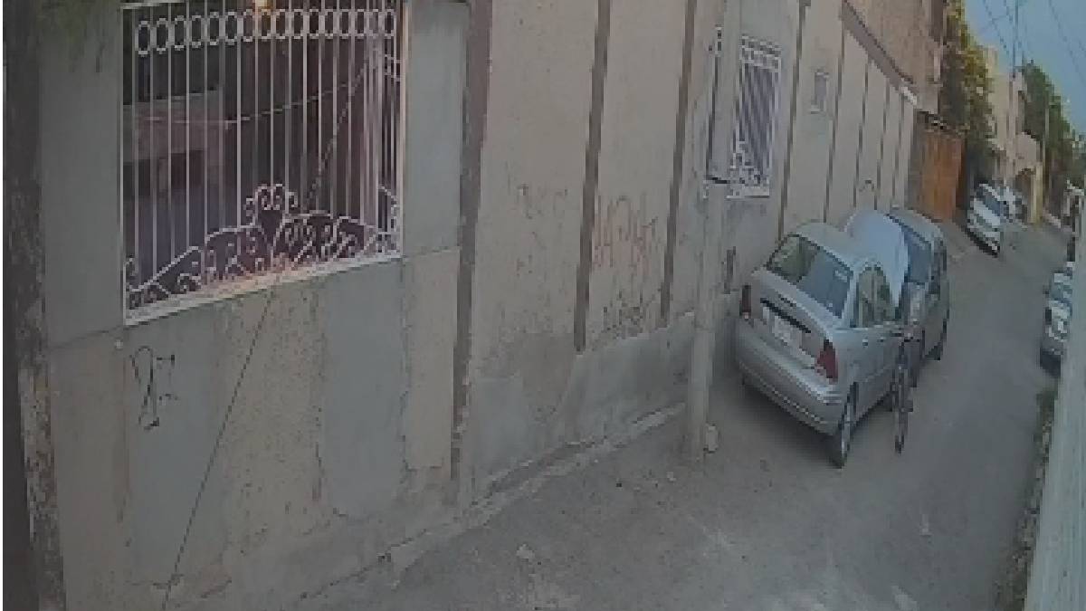 En las grabaciones se observa al hombre desplazarse a bordo de una bicicleta, portando una mochila.
