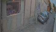 En las grabaciones se observa al hombre desplazarse a bordo de una bicicleta, portando una mochila.