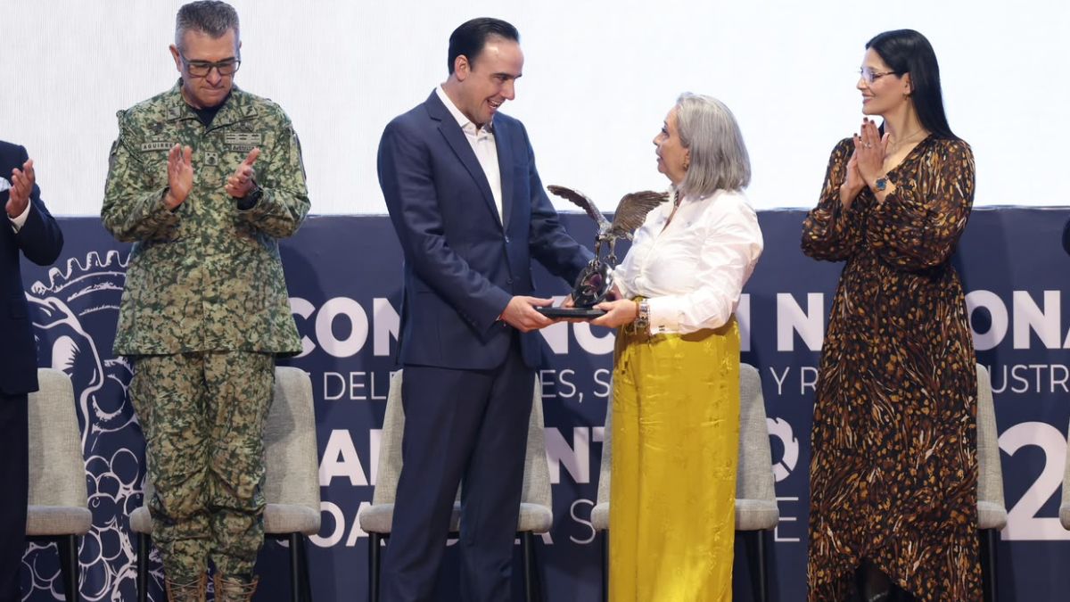 Manolo Jiménez y María de Lourdes Medina encabezaron el encuentro en Saltillo, donde el mandatario estatal recibió la distinción del Águila Canacintra