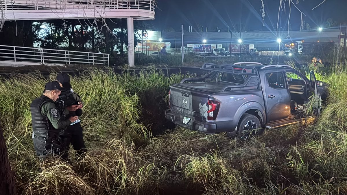 Oficiales de la Policía de Zapopan lograron recuperar la camioneta sobre el camellón de la Carretera a Nogales
