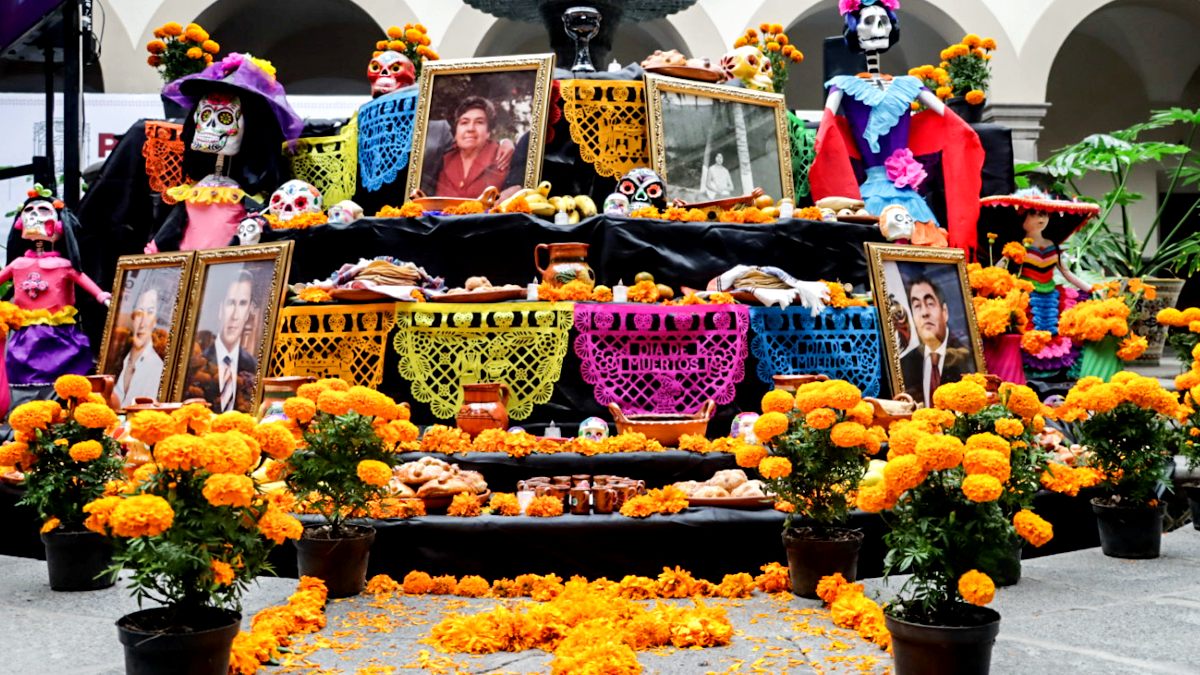 La ofrenda es una manera de mantener presente a quienes murieron, así como de preparar su regreso temporal a casa / Agencia Es Imagen