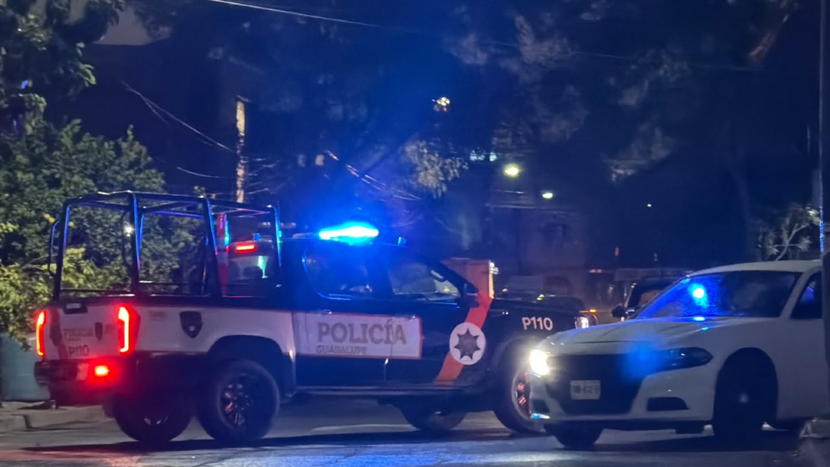 Paramédicos de la Cruz Roja acudieron al lugar y trasladaron al joven a un hospital