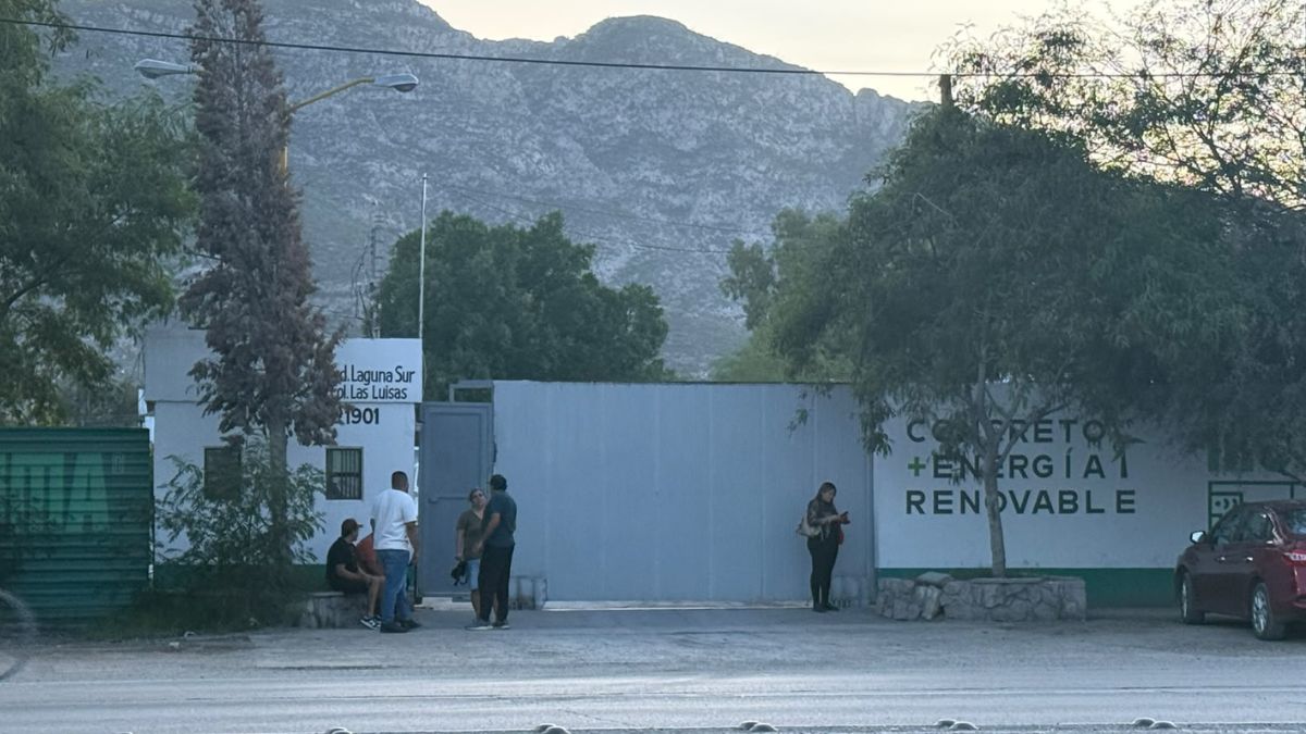 Peritos de la Fiscalía realizaron las diligencias correspondientes en la empresa de bulevar Laguna Sur tras confirmarse el fallecimiento del operador.