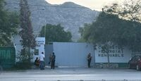 Peritos de la Fiscalía realizaron las diligencias correspondientes en la empresa de bulevar Laguna Sur tras confirmarse el fallecimiento del operador.