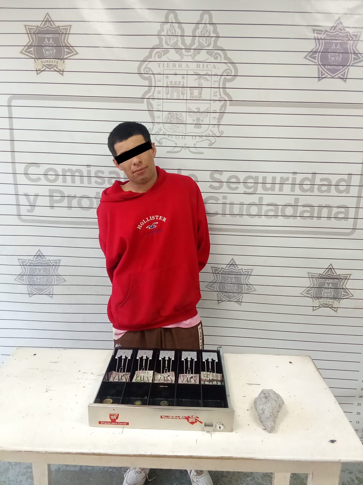 Los policías ubicaron al señalado en el cruce de las calles 46 y 20, donde llevaba el efectivo en una parte de la caja registradora.