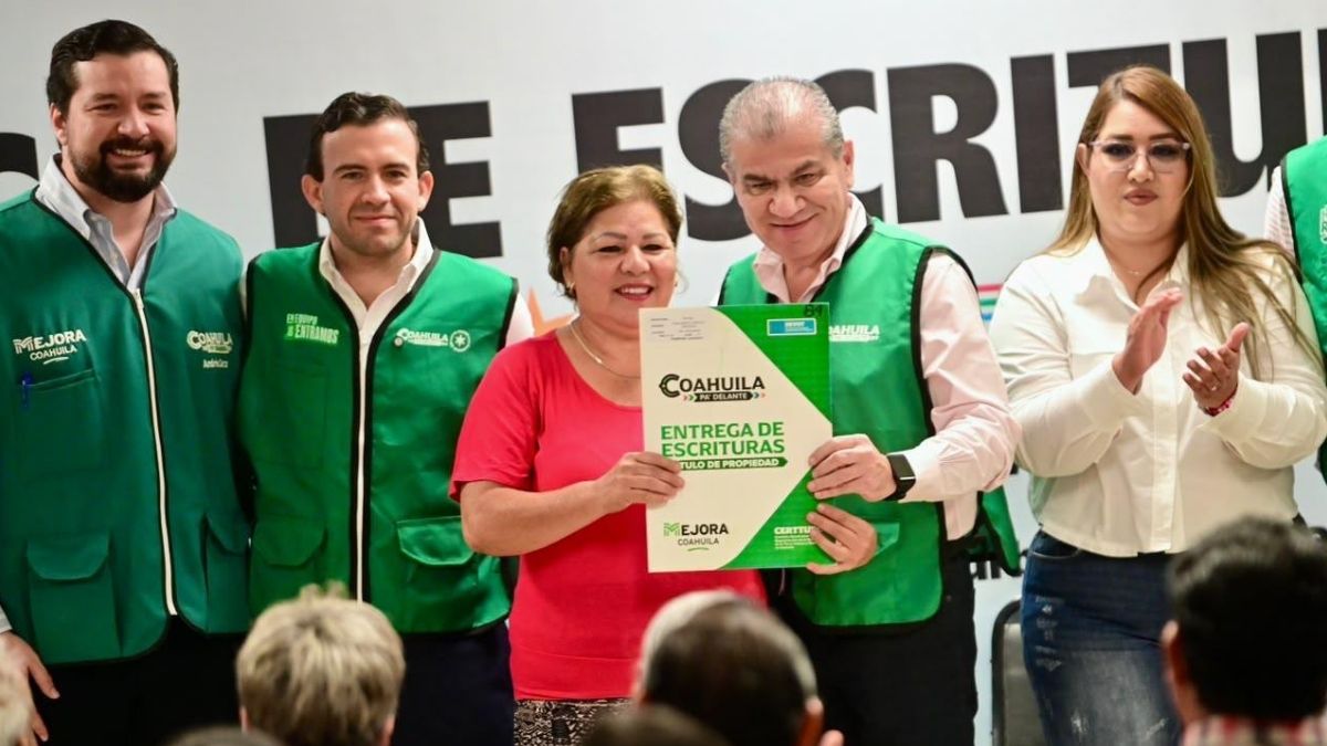 Riquelme Solís reconoció al gobernador por el programa de entrega de escrituras.