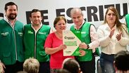Riquelme Solís reconoció al gobernador por el programa de entrega de escrituras.