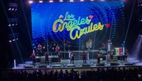 Tan pronto arrancó el show, los asistentes no tardaron en sacar sus mejores pasos de baile.