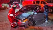 El auto compacto terminó proyectado en la esquina con el eje delantero dañado; oficiales de Vialidad y Seguridad Pública tomaron conocimiento