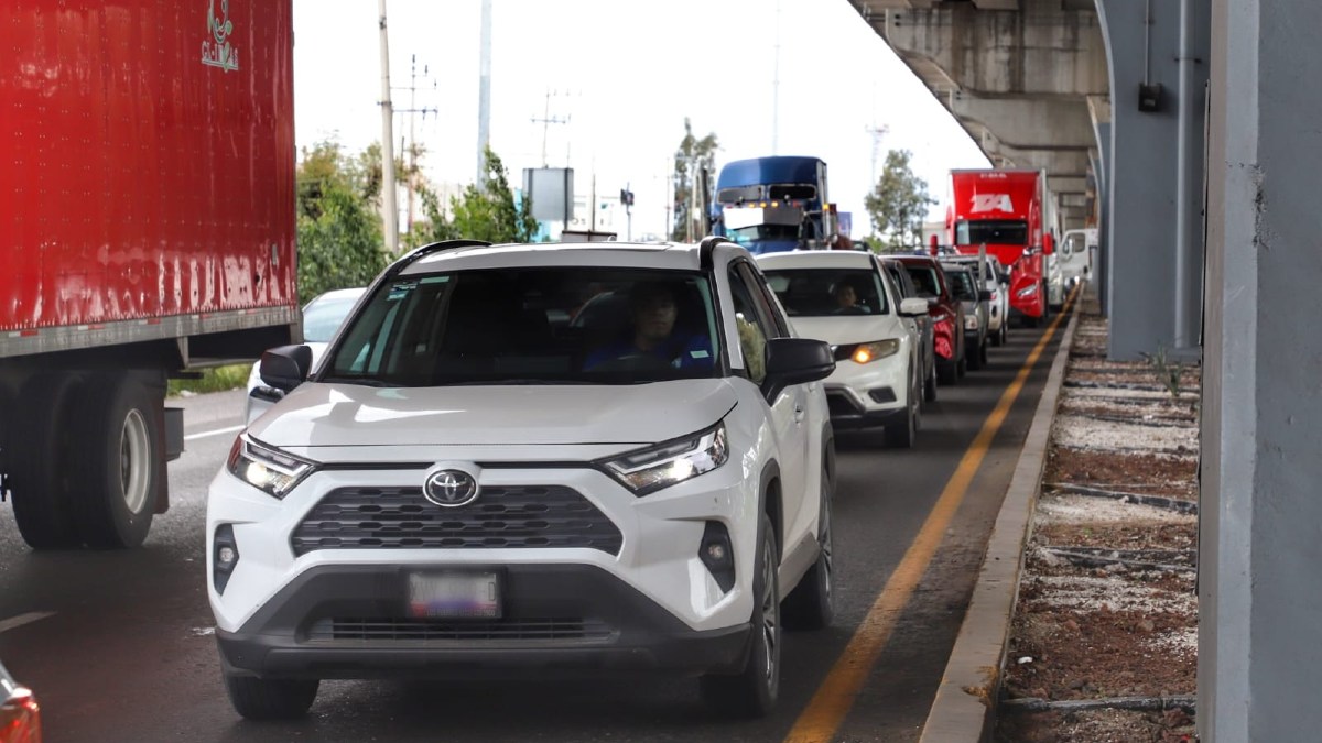 Autos varados en la autopista México-Puebla por un bloqueo de transportistas de la AMOTAC | Melanie Torres