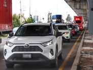 Autos varados en la autopista México-Puebla por un bloqueo de transportistas de la AMOTAC | Melanie Torres