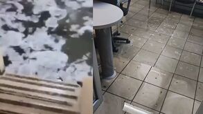 La cantidad de agua que ingresó al inmueble ocasionó que las zonas destinadas al desplazamiento dentro del hospital quedaran cubiertas.
