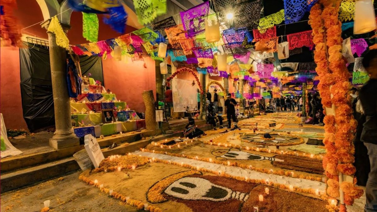 Celebración de Día de Muertos en Sayula con tapetes de aserrín. | festival de las Almas
