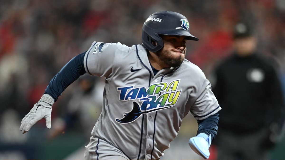 Jonathan Aranda se desempeña en la posición de primera base en Tampa Bay Rays.