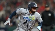 Jonathan Aranda se desempeña en la posición de primera base en Tampa Bay Rays.