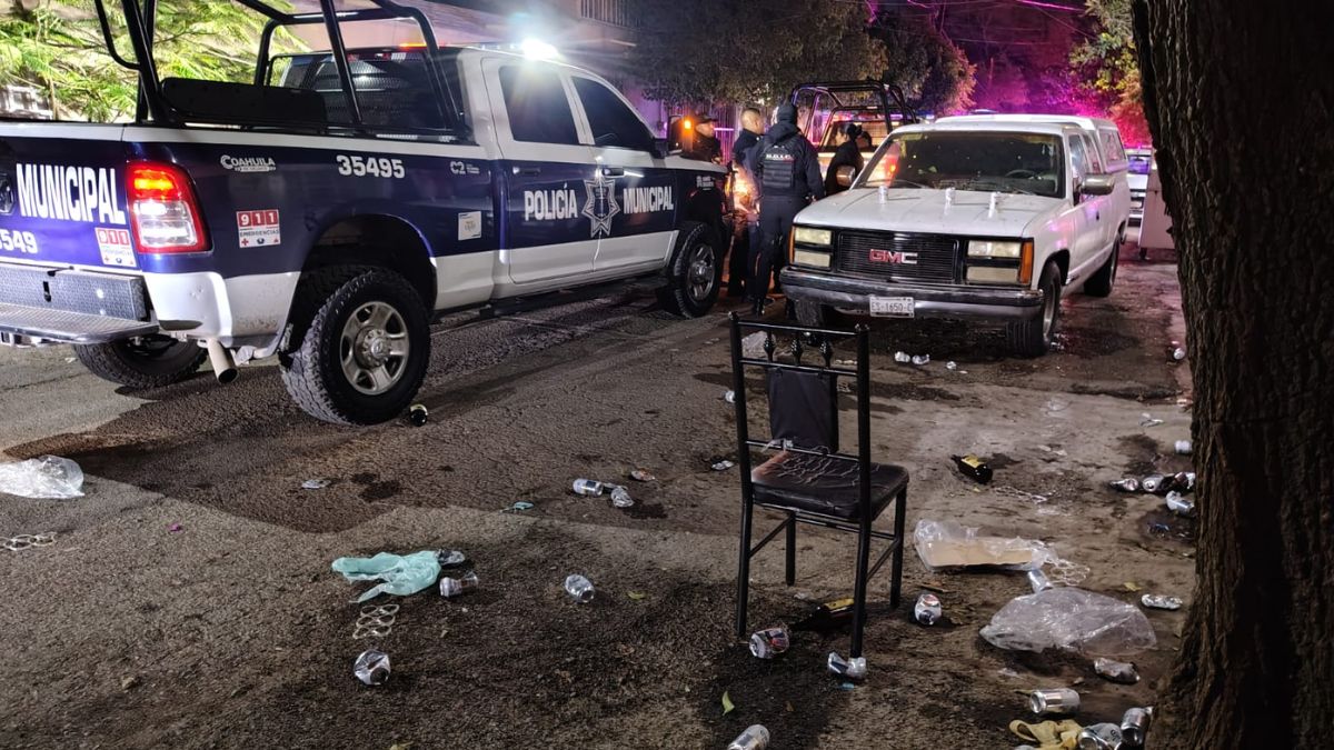 Latas y botellas de cerveza quedaron sobre el pavimento de la avenida Séptima tras la dispersión de los involucrados en la gresca.