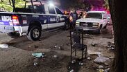 Latas y botellas de cerveza quedaron sobre el pavimento de la avenida Séptima tras la dispersión de los involucrados en la gresca.