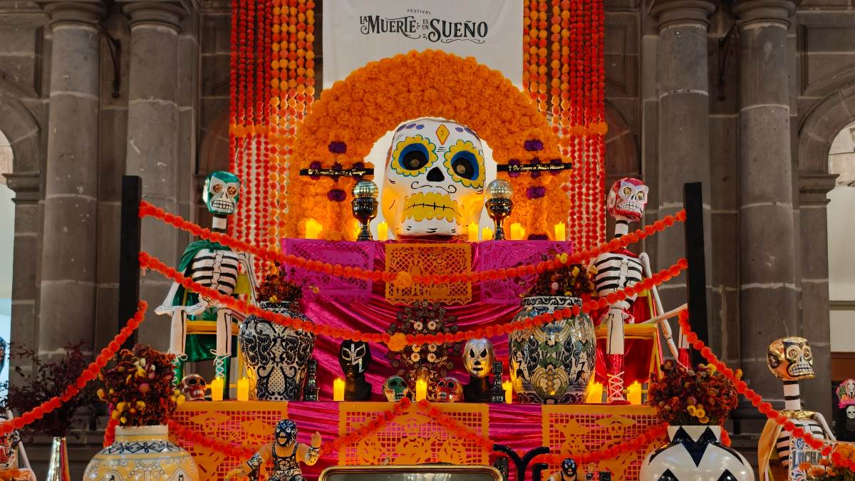 Ofrenda dedicada a la lucha libre mexicana en el Palacio Municipal como parte del Festival La Muerte es un Sueño | Óscar Rodríguez