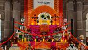 Ofrenda dedicada a la lucha libre mexicana en el Palacio Municipal como parte del Festival La Muerte es un Sueño | Óscar Rodríguez