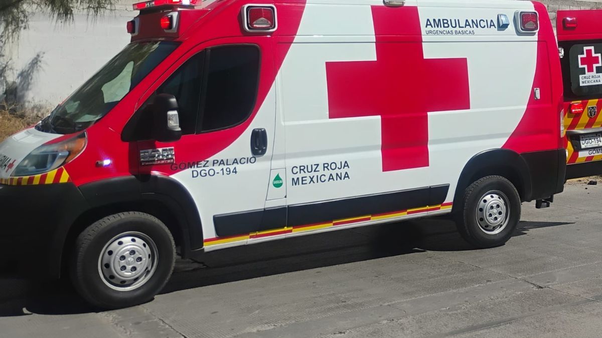 Peritos del Servicio Médico Forense y agentes investigadores acudieron al domicilio tras el llamado de auxilio para el levantamiento y traslado del cu