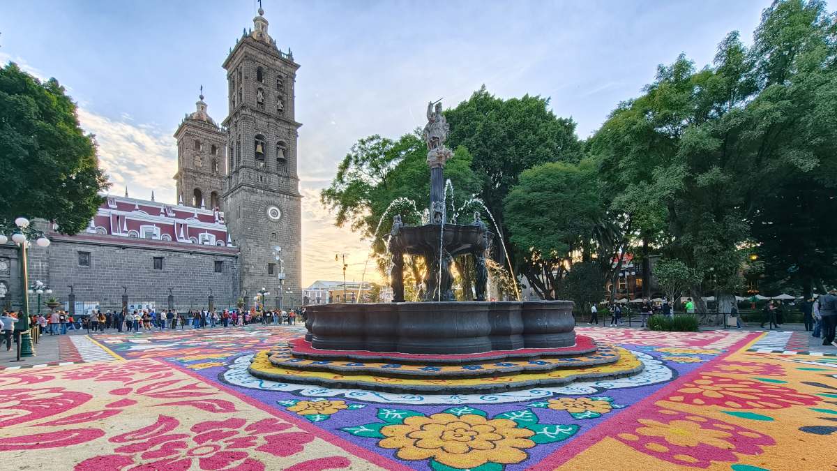 El tapete monumental en el Zócalo de Puebla fue creado por artesanos de Huamantla con pedacería de mármol | Óscar Rodríguez