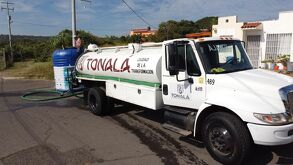 Tonalá despliega cisternas y pipas para atender desabasto de agua por tandeos del Siapa.
