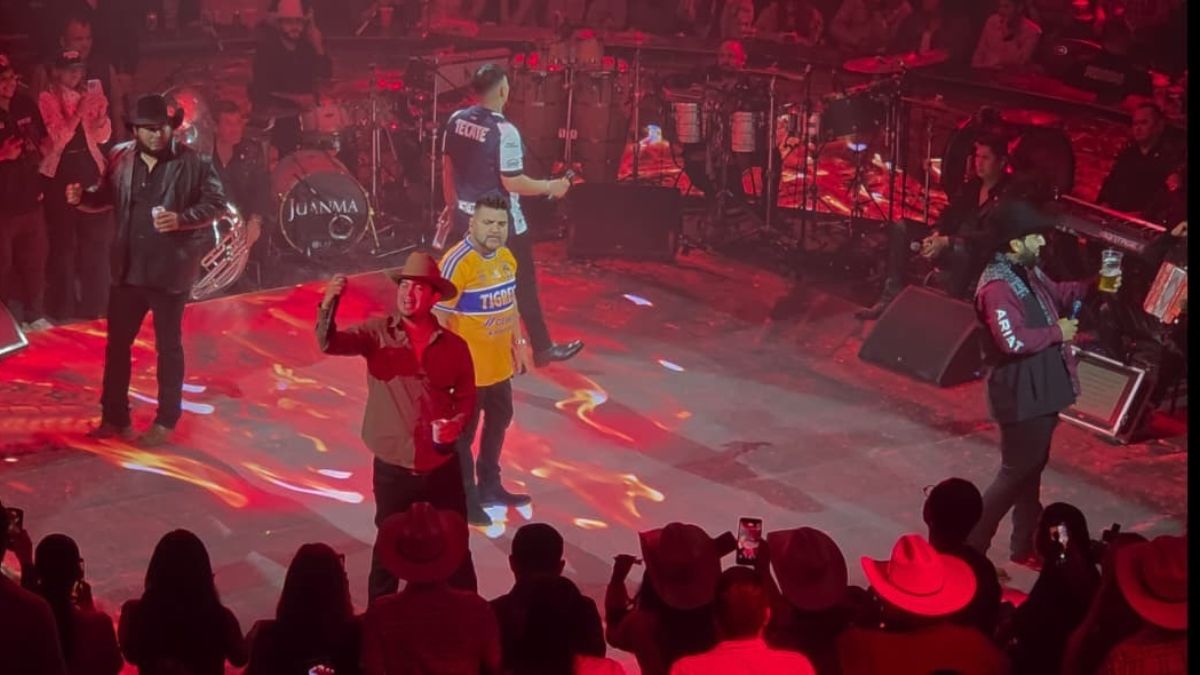 La velada se volvió incluso algo competitiva cuando cada uno portó un jersey tanto de Tigres como de Rayados.