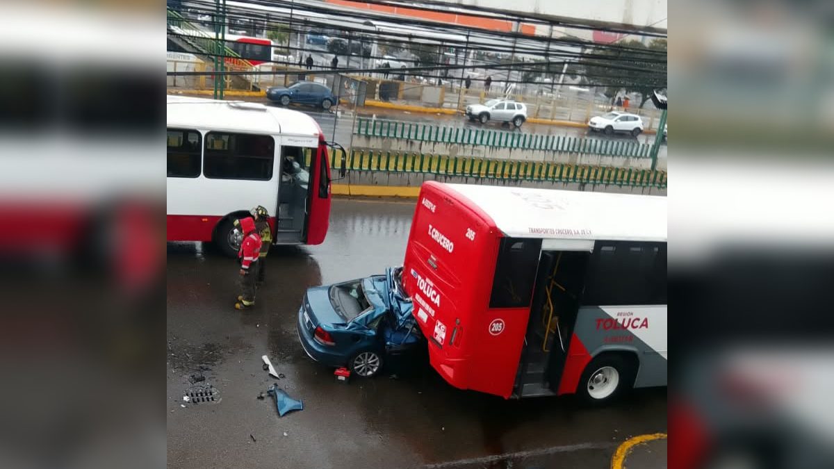 Auto choca contra camión en Toluca; hay dos muertos.