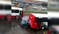 Auto choca contra camión en Toluca; hay dos muertos.