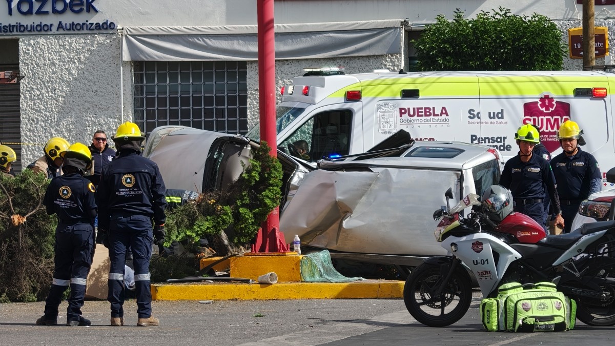El automóvil gris impactó contra otra unidad antes de volcarse en intersección de la 2 Sur y la 19 Oriente | Óscar Rodríguez