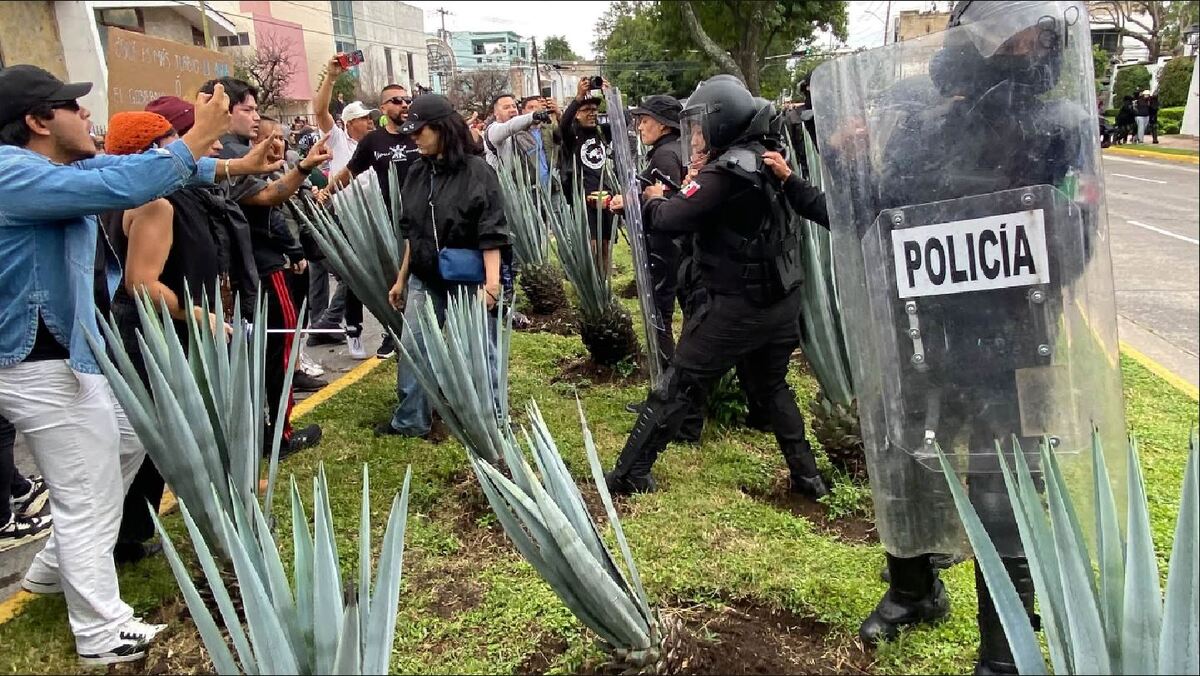 Los funcionarios deberán responder por las acciones de policías en marcha por agua. | Foto: IMDEC A.C.