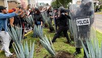 Los funcionarios deberán responder por las acciones de policías en marcha por agua. | Foto: IMDEC A.C.