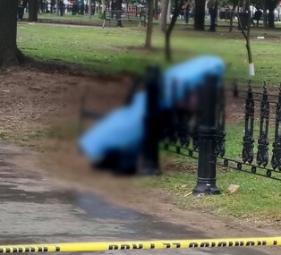 El hombre presentaba una herida por arma blanca en el abdomen.