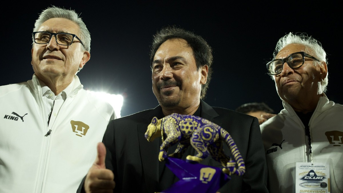 Hugo Sánchez recibió un reconocimiento por parte de la directiva de Pumas | @PumasMX