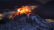 Imagen portal “Bergerlebnis Berchtesgaden”, muestra al edificio conocido como el “Nido del Águila” en llamas.