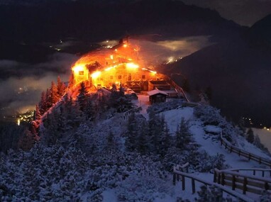 Imagen portal “Bergerlebnis Berchtesgaden”, muestra al edificio conocido como el “Nido del Águila” en llamas.